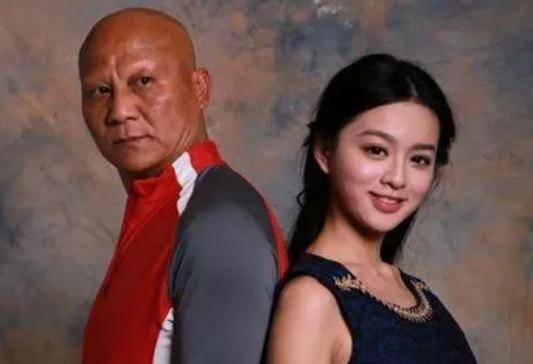 他演了一辈子坏人,却娶了一个让人羡慕的妻子,没想到是她!