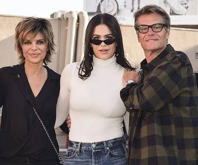 他和卡戴珊生了三娃不结婚,不忠诚又酗酒,如今新女友年仅19岁_disick