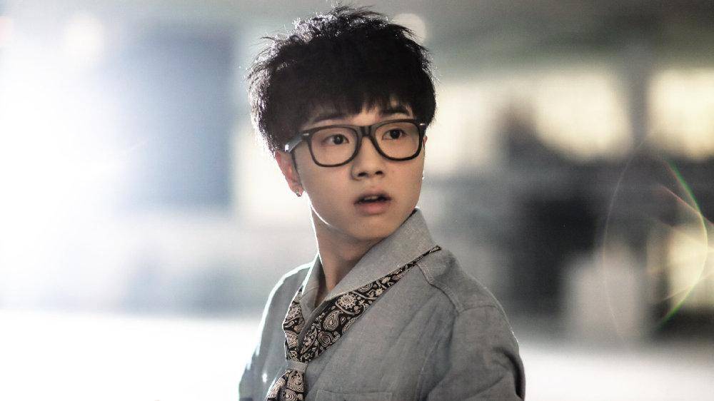 华晨宇三十岁谈责任,粉丝吹捧,路人看见却笑了_孩子_外星人_事情