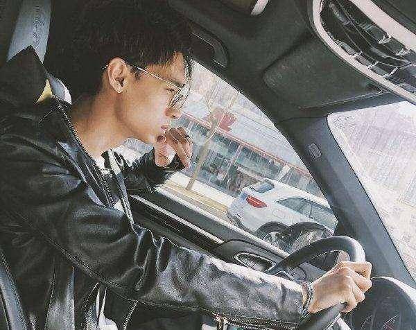 秦霄贤在台上"跪下",多人搀扶,为什么会如此努力?