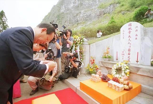 在溪口,蒋孝勇还买票去参观景点,几十年的岁月变迁,家乡对他来说如梦