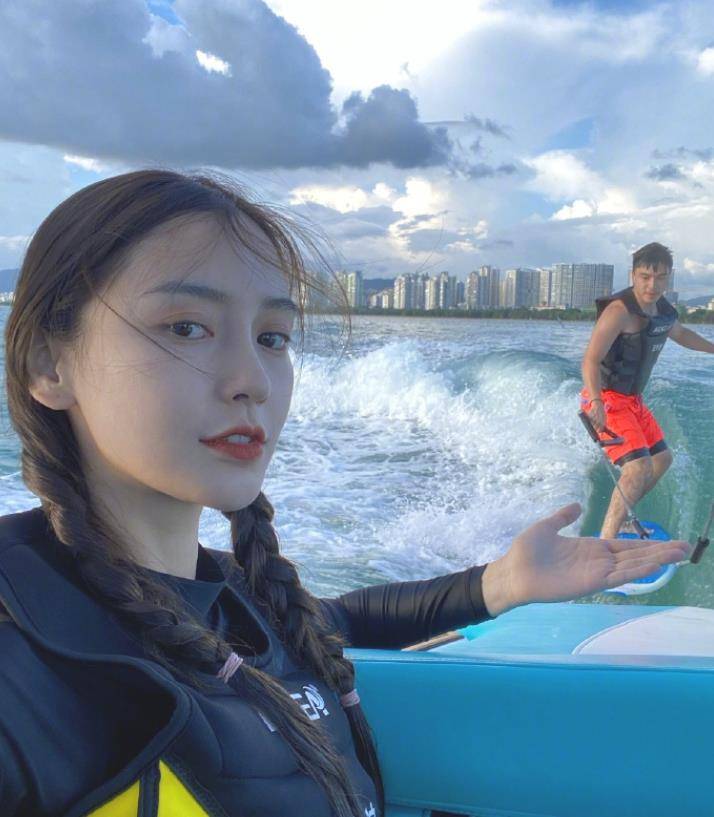 baby海上冲浪好亮眼,身材曼妙小鸟腿吸睛,妥妥的冲浪女神_杨颖_海绵