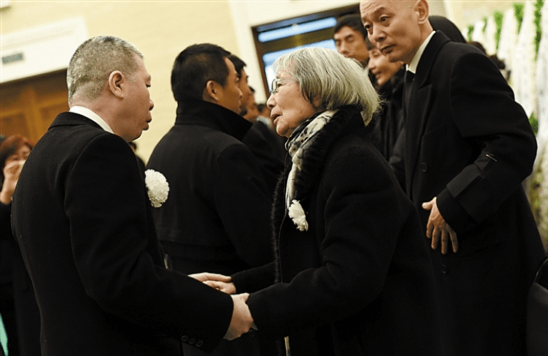 葛优母亲施文心逝世,曾2次难早产,父亲6年前就去世_电影_因为_葛佳