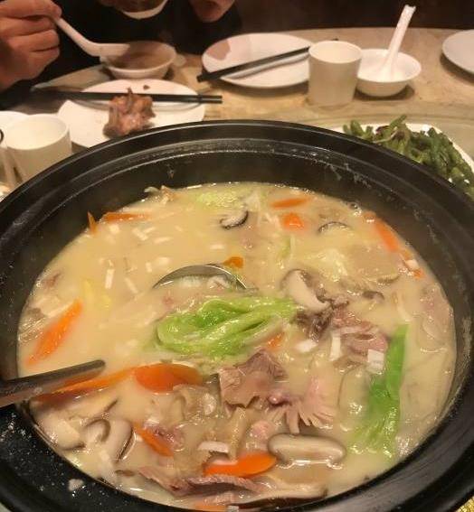 图为烩三宝,此为点菜大姐的推荐菜,端上桌的时候很不起眼,当第一碗喝