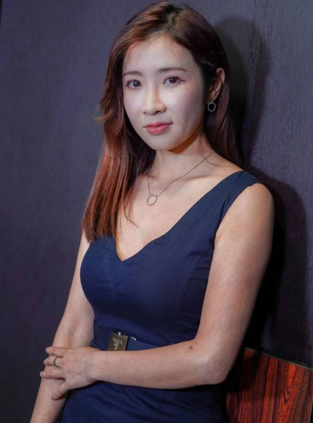 tvb美女主持曝无预警患上斑秃,靠接发继续工作_利颖怡_头发_节目