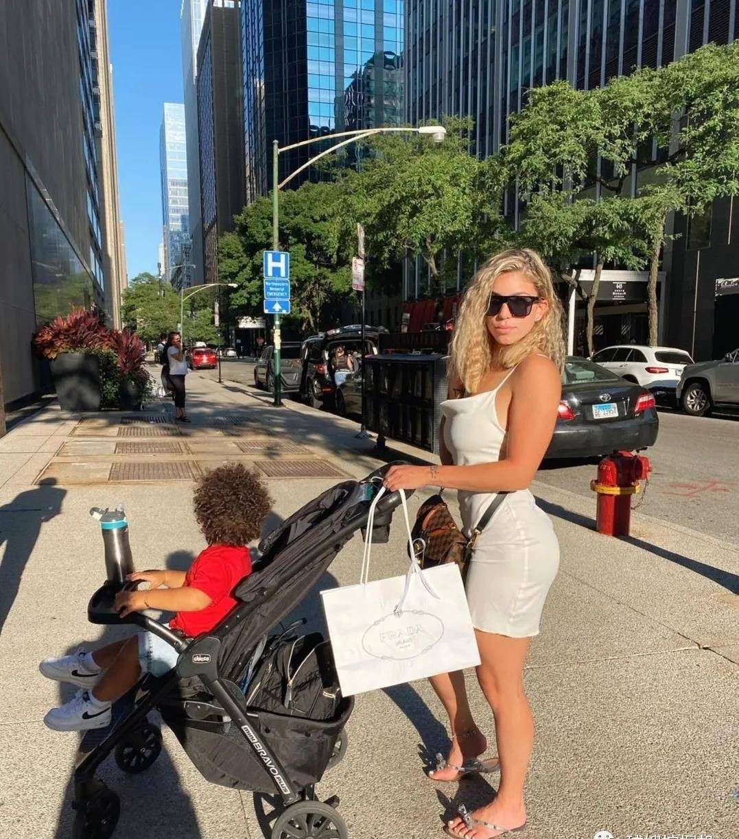 从今年八月开始,莫兰特就一直活跃在abigailrusso的ins之中,几乎每一