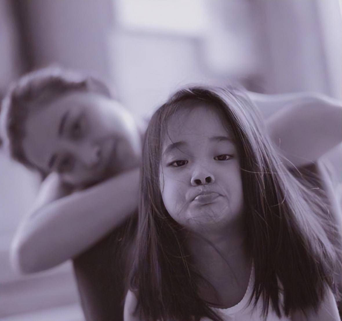 在今年王俊凯主演的电影《断桥》中,梅婷的女儿快快(大名曾慕梅)也有