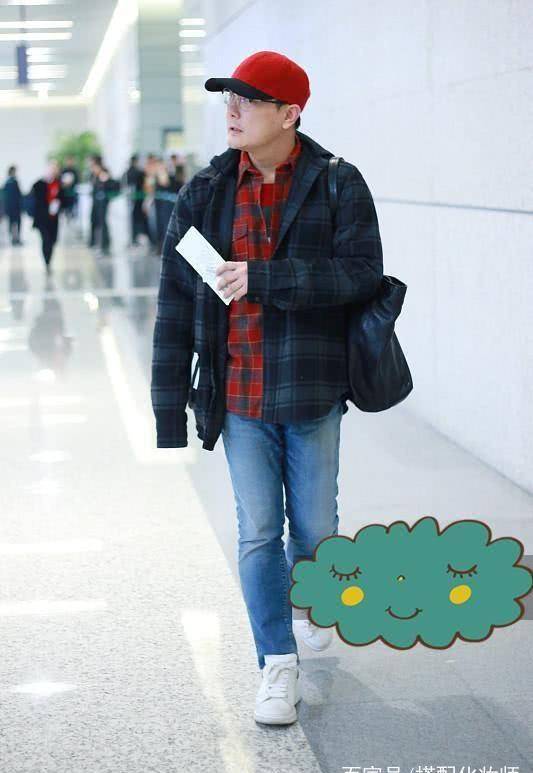 张信哲穿格子夹克配格子衬衫,头上戴小红帽,52岁了也很时髦!