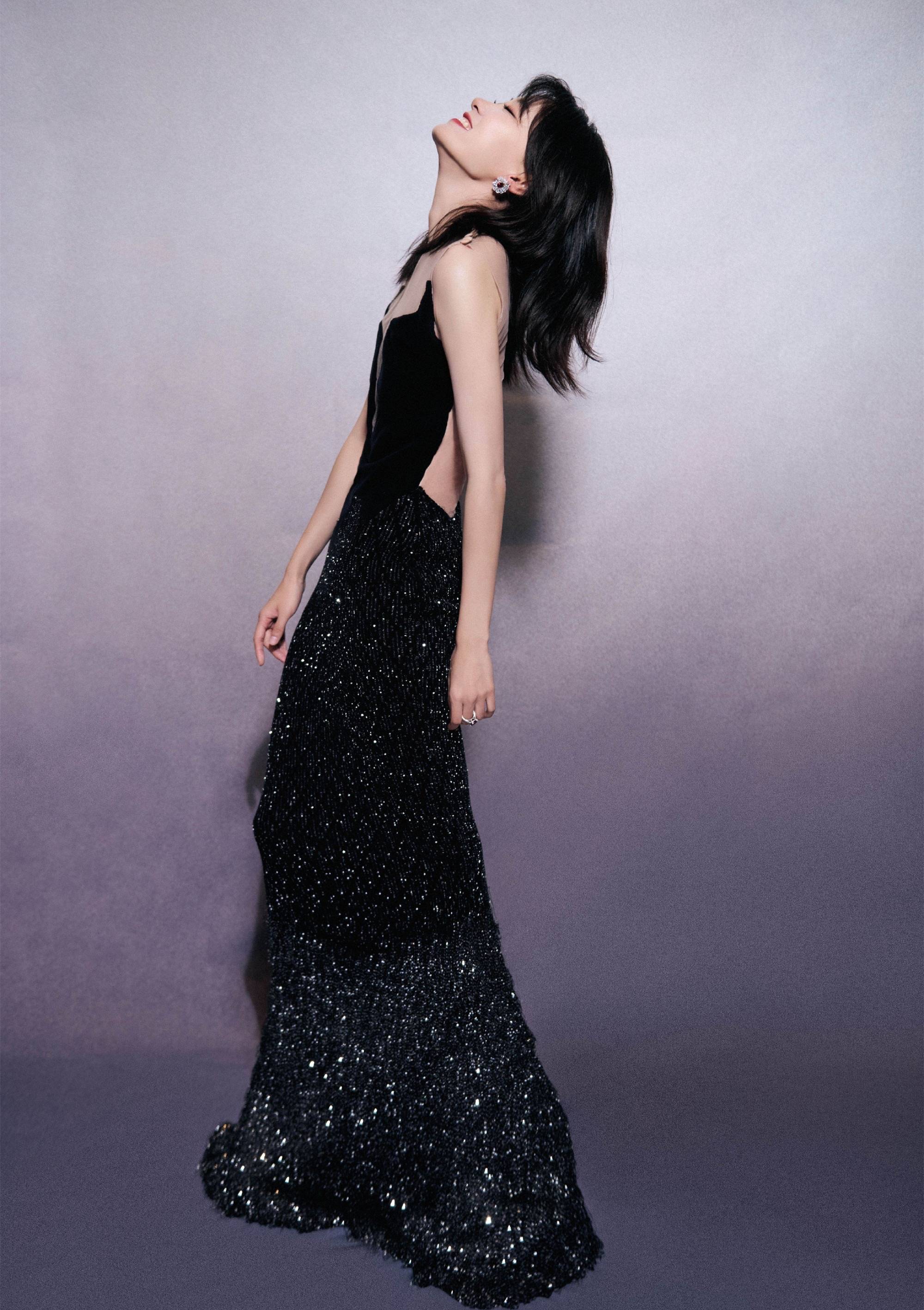 36岁的张小斐厉害了,穿露背裙秀出蝴蝶背,不仅不土还很优雅性感_剪裁