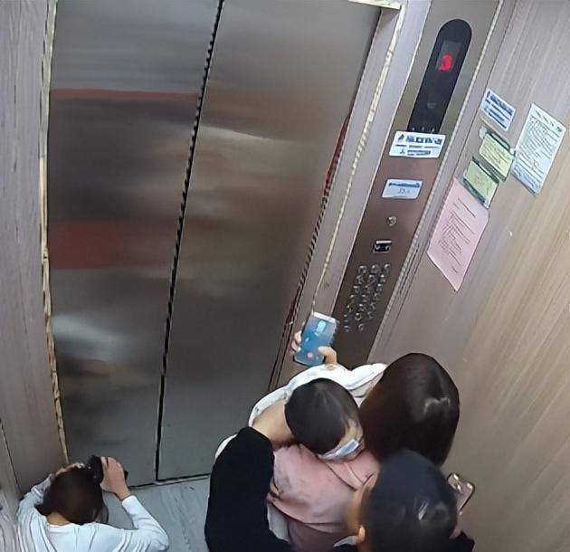 幼童高温昏厥全家被困电梯,监控还原完整真相:成事不足败事有余_孩子