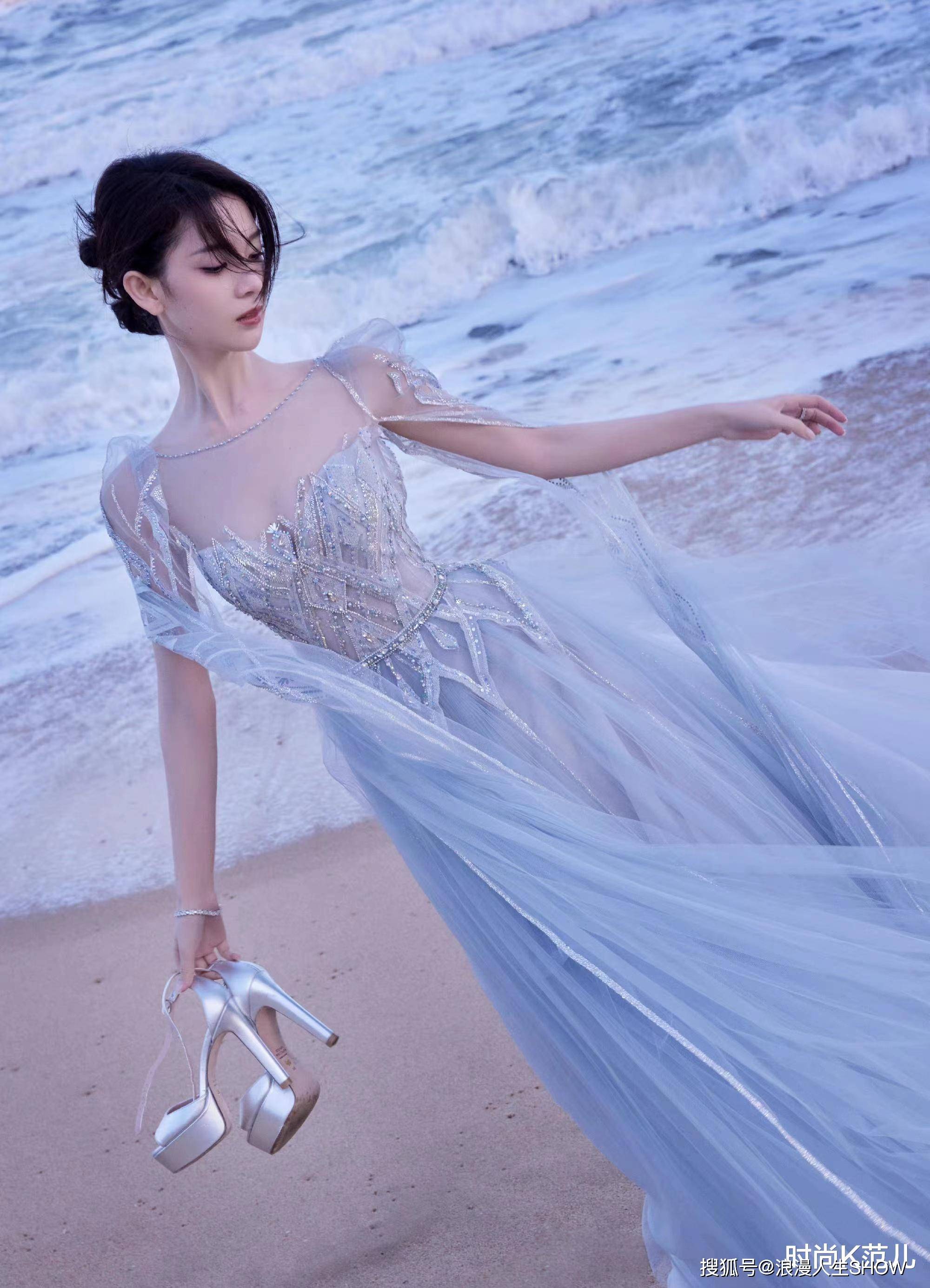 陈瑶真是气质小仙女,穿一身浅蓝色薄纱长裙,唯美又仙气!