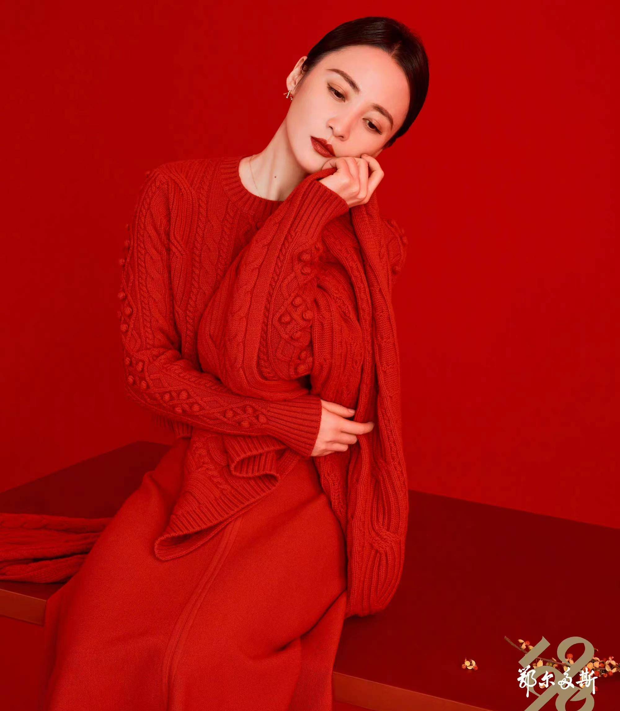 肤色和气质也比较挑剔,但蒋勤勤这次的新时尚大片里,几套造型都是红色