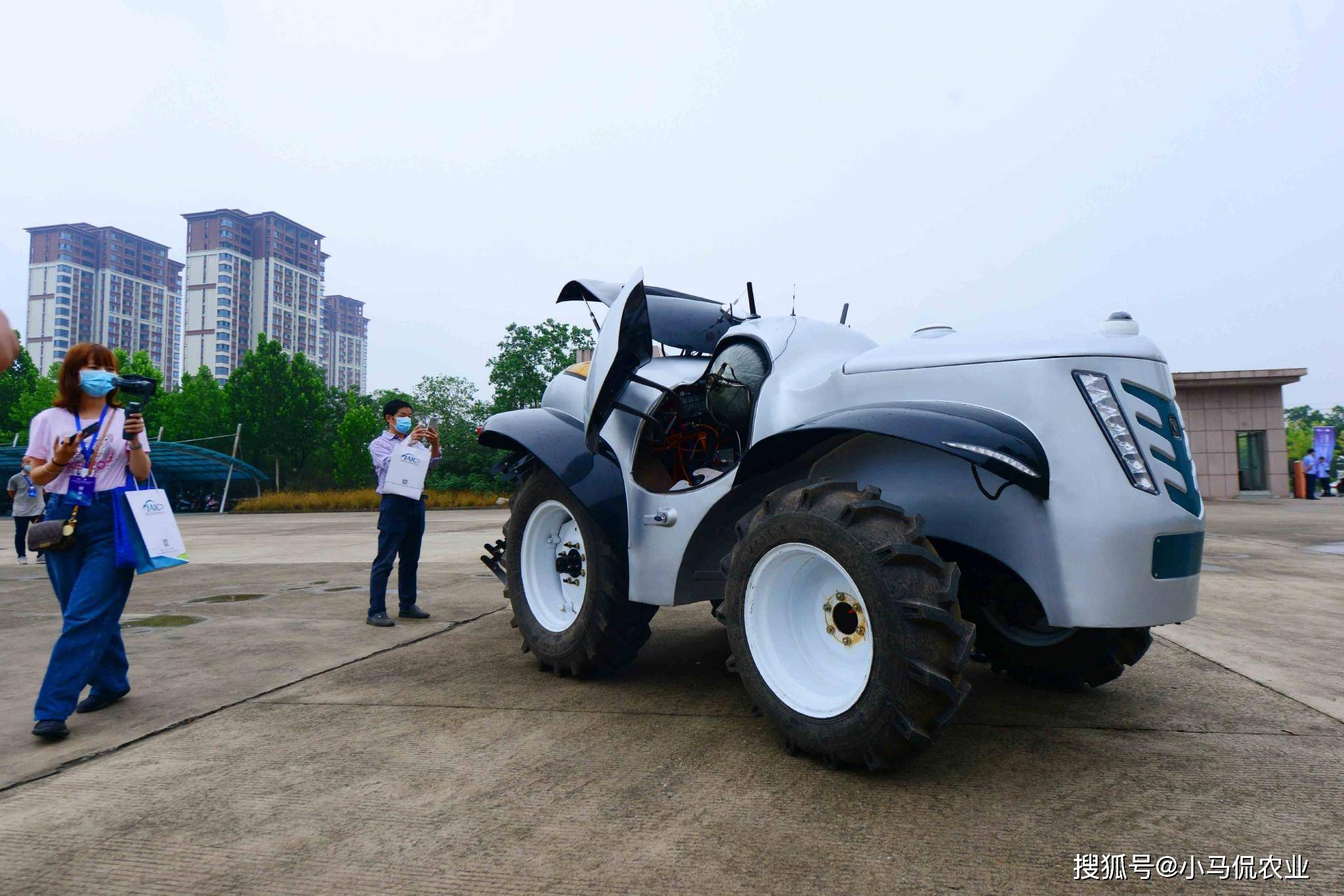 小哥驾驶智能拖拉机1天犁地1500亩,1台花费几十万,这才叫高效率_农业