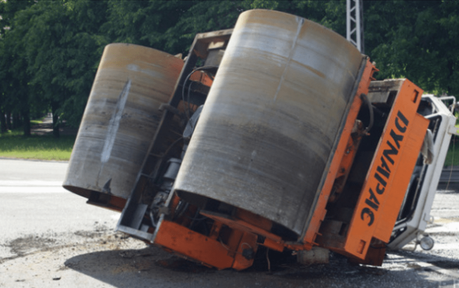 压路机司机为了赶路高速行驶,结果把工作都弄丢了_搜狐汽车_搜狐网