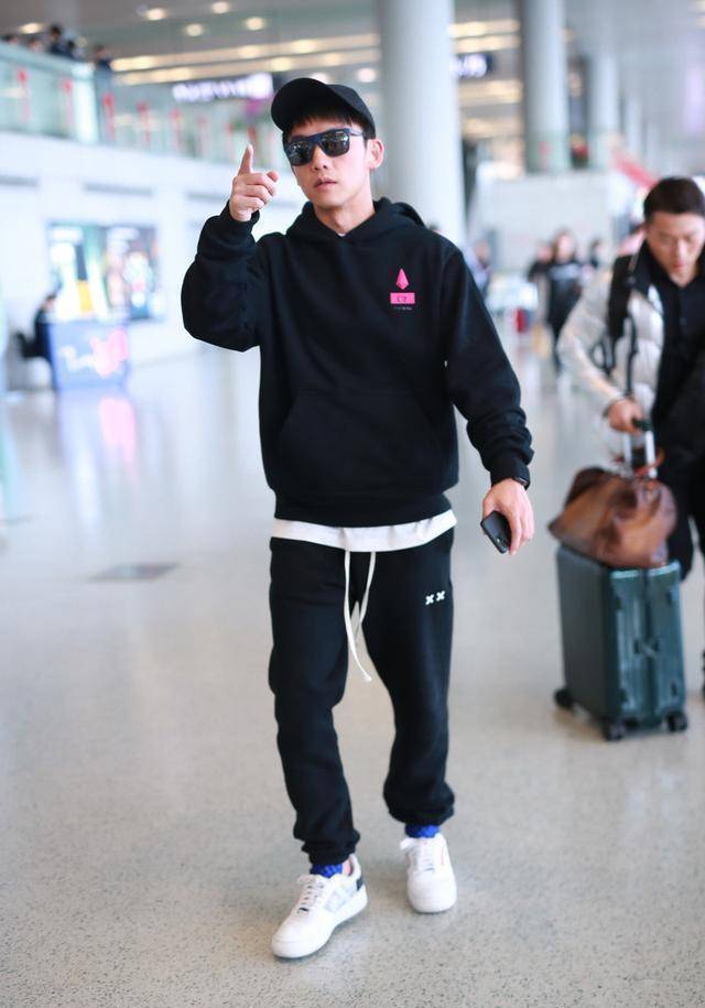 郑恺真是要风度不要温度,薄卫衣配打底衫挺时髦,但看着都觉得冷_黑色