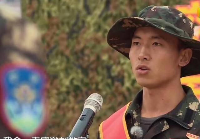 相比起来王威班长就显得淡定许多,他一直直直的目视前方,似乎要把自己