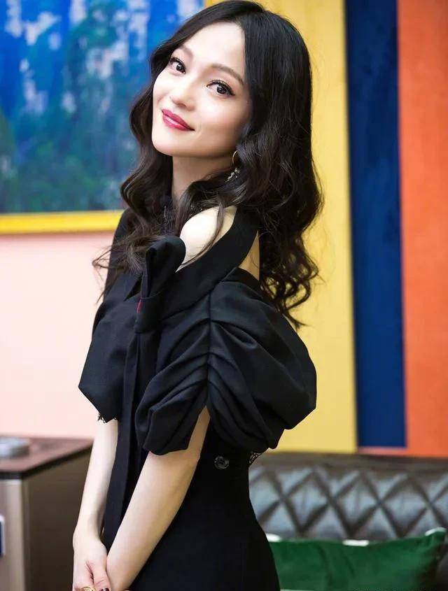 毕业于加拿大温斯顿爵士丘吉尔中等学校,华语乐坛流行女歌手,女演员