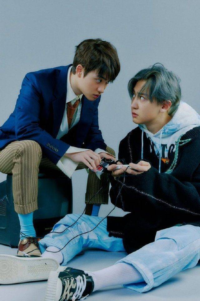 exo宣传照朴灿烈满眼温柔,和边伯贤发糖,都暻秀美人痣电影感强_镜头