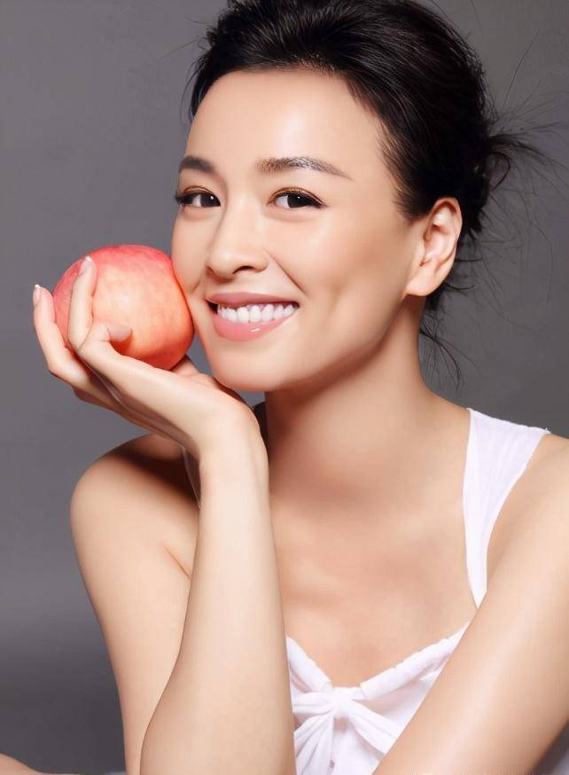 "酒窝美女"张庭发展副业旺盛,女儿长相一般,儿子遗传她的基因_明星