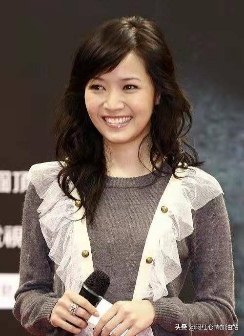 侯佩岑发文"女人不能靠脸活着"上热搜,的确,靠