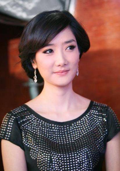 今天就来讲一讲凤凰传奇组合中的玲花,在前不久,她和歌唱家腾格尔的