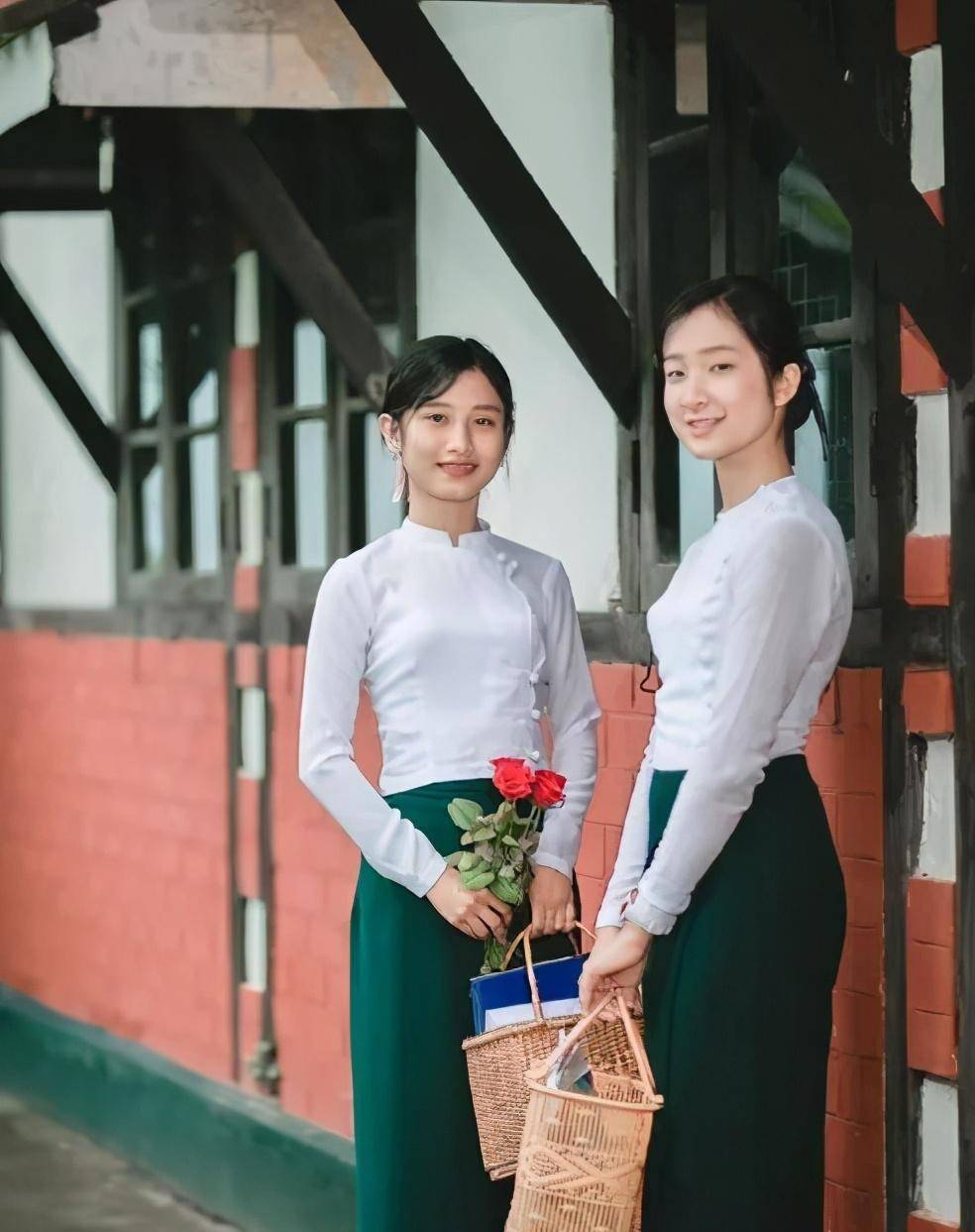 缅甸两位女老师走红网络引争议,你认为老师该是什么样?