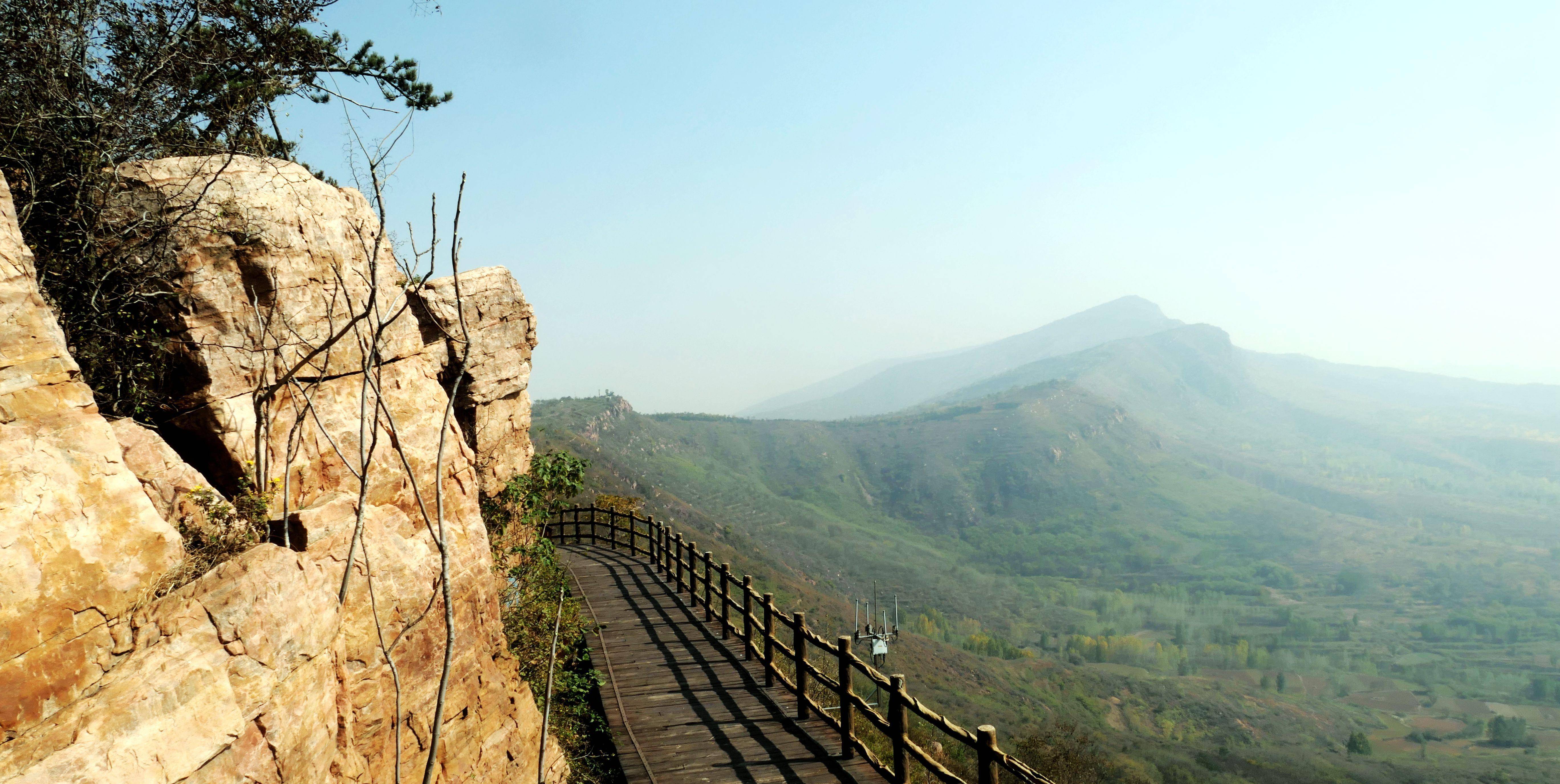 洛阳万安山山顶公园图片