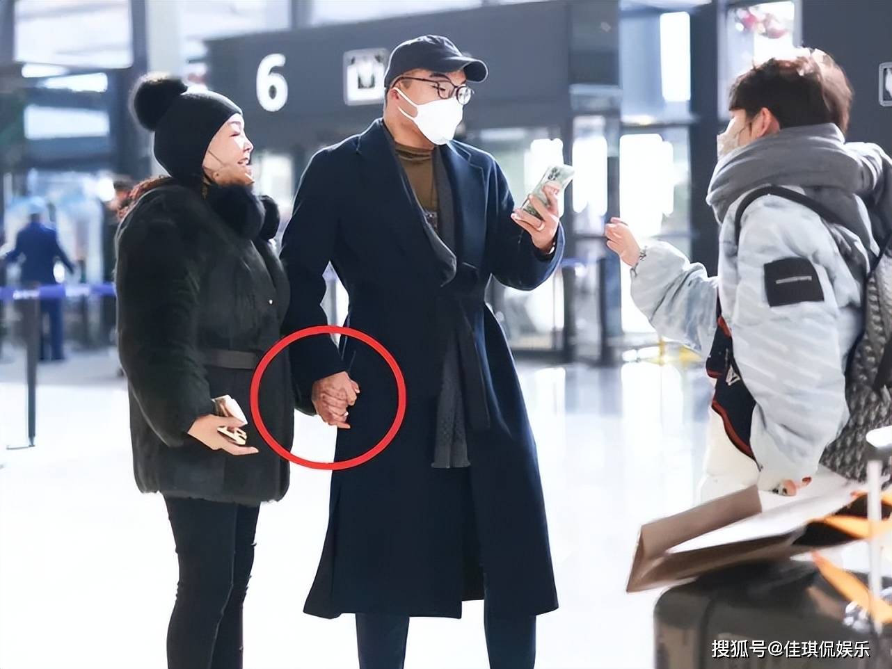 张兰与男子手挽手现身机场,疑似恋情曝光,网友直呼男方像具俊晔