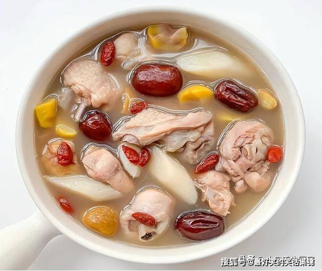 【板栗山药炖鸡汤的烹饪步骤】准备一些食材:选购好半只老母鸡(老母鸡