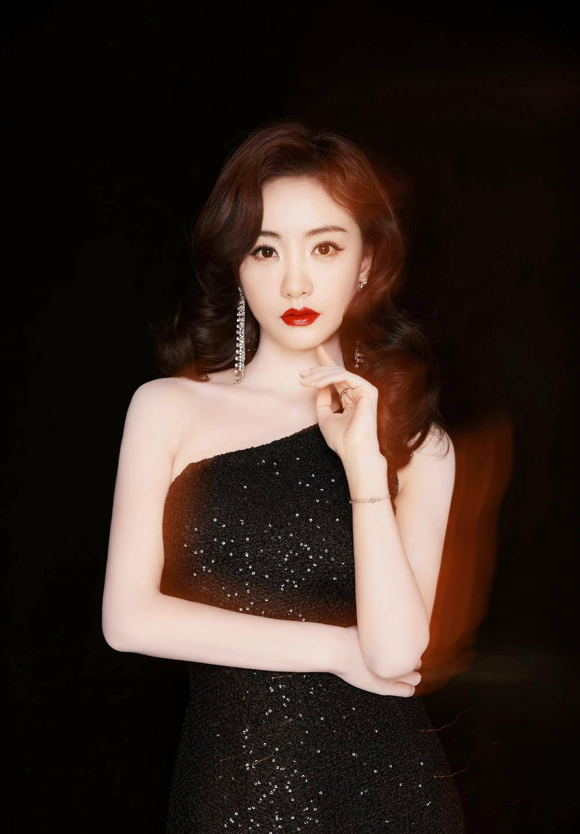 杨蓉复古名伶大片,穿斜肩亮片裙格调非凡,优雅高贵._黑色_角色_造型