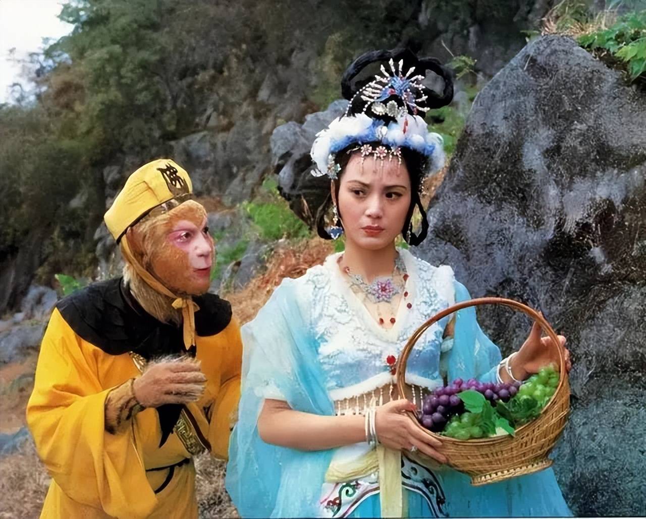 牛王自到我家,未及二载,也不知送了他多少珠翠金银,绫罗缎匹.