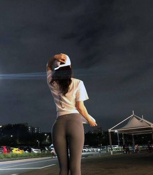 经常运动的女孩不仅脸蛋漂亮,背影更美!_健身_杀手_身材