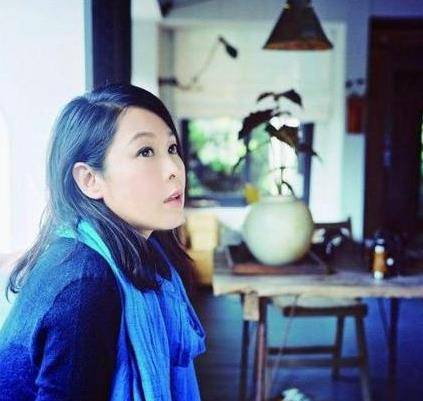 绝不整容刘若英,51岁依旧宛若少女,再开演唱会又回到了从前_音乐_女孩