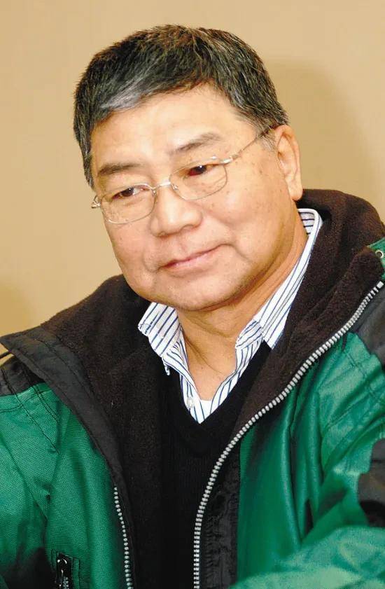 吕晓禾,1945年出生于黑龙江,他饰演的董卓说话有一股东北口音_剧中