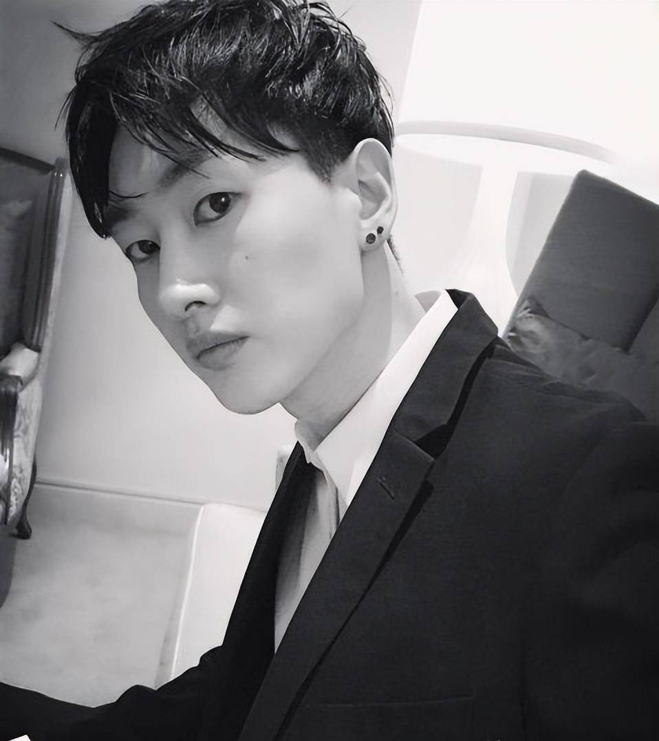 白久英被称为编舞天才的崔英俊,包括exo,wanna one,twice等知名团体的