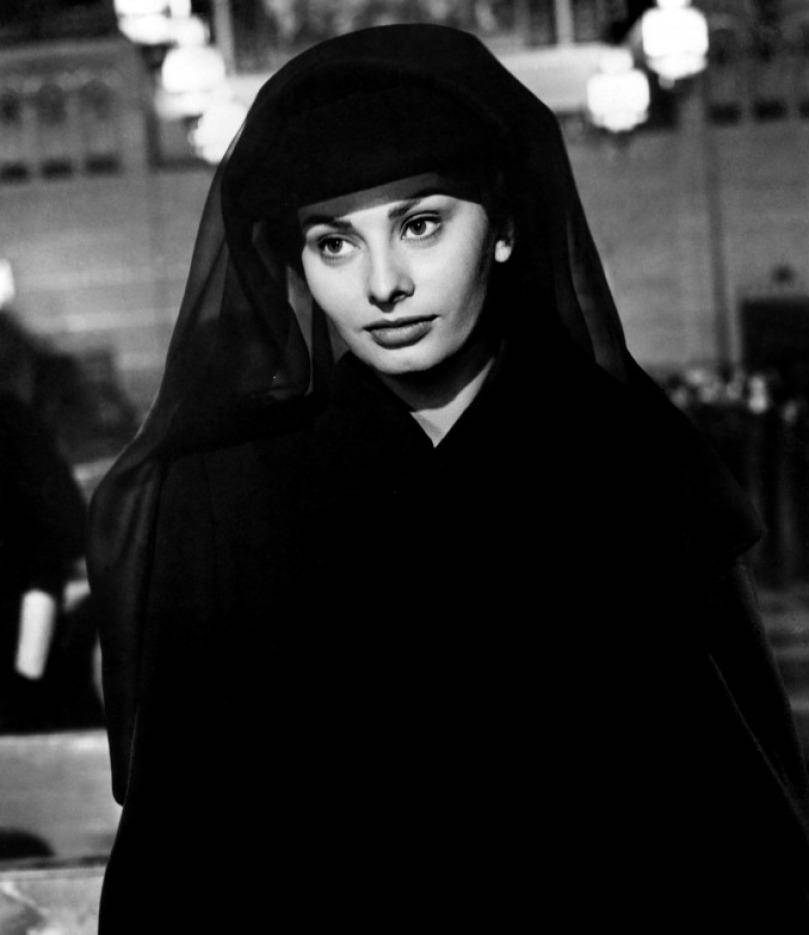 1957年,她和安东尼·奎恩合作主演剧情电影《黑兰花》,在片中她饰演