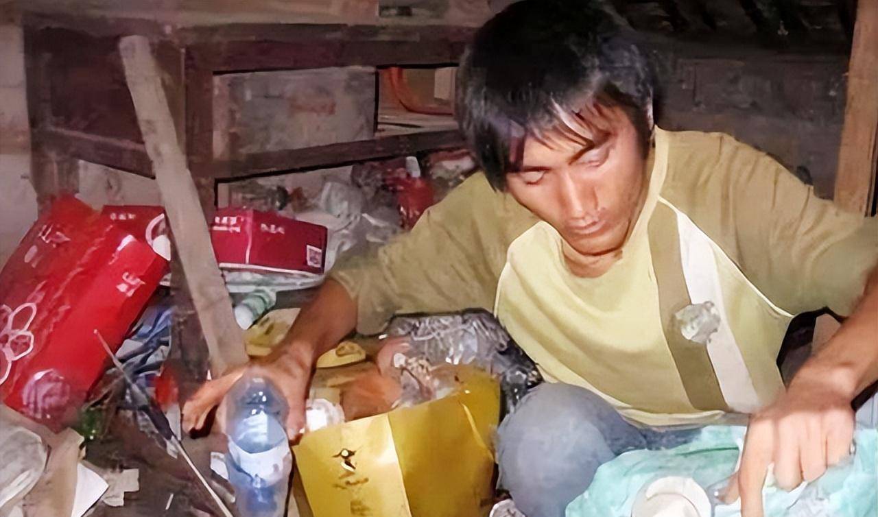 08年那个住猪圈,捡垃圾,"千里背疯娘上大学"的孩子,现状如何_刘秀祥