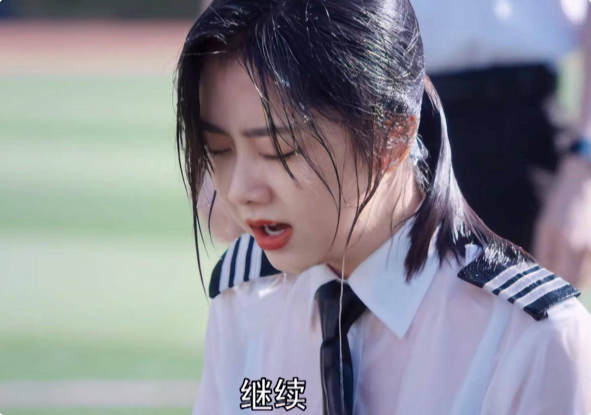 比如程潇接受冰桶的故事里,小七虚弱的身体不停的颤抖,却一次次拒绝