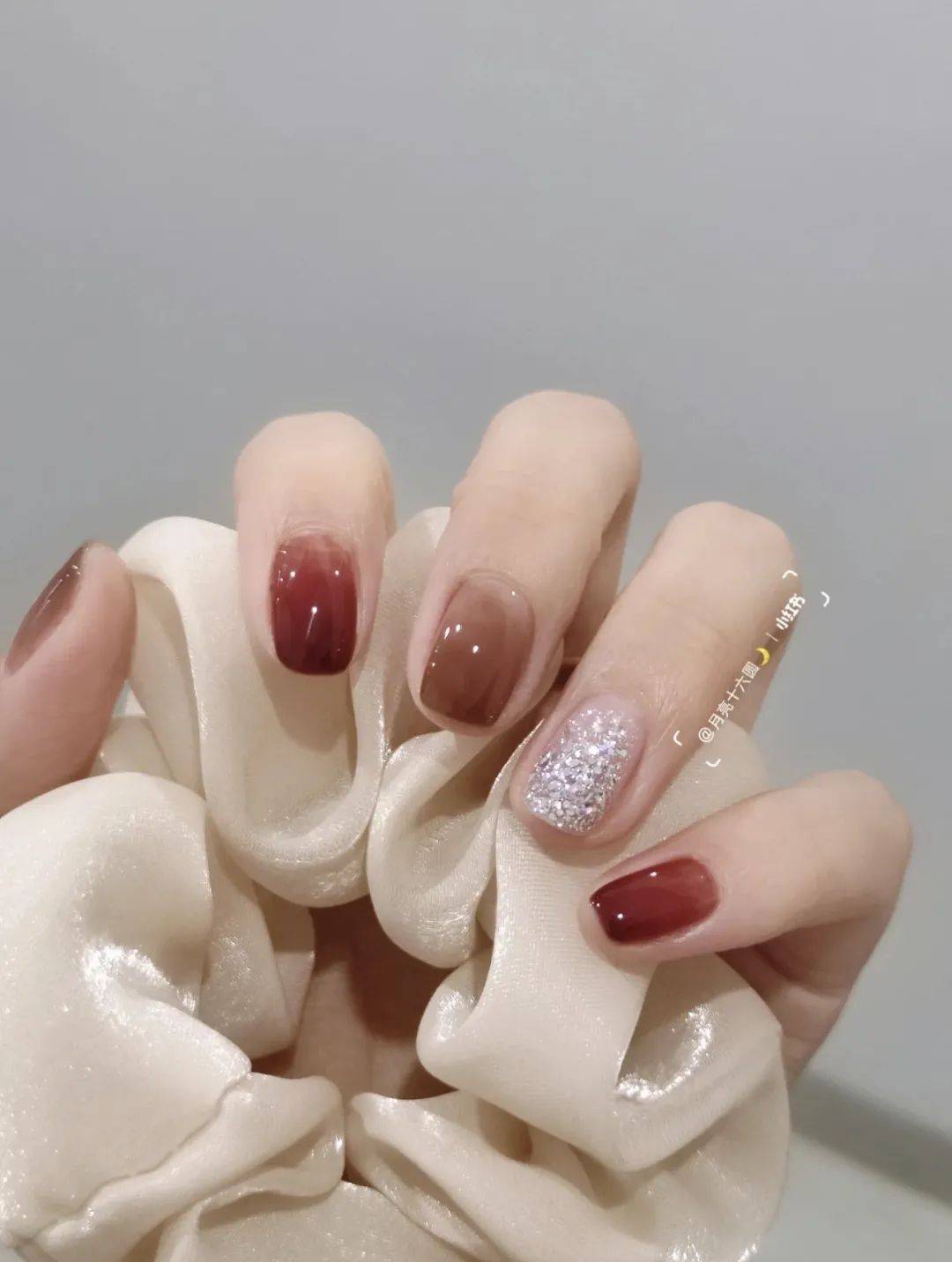 2023年必做的50款"新年开运"美甲,每一款都美哭我了_姐妹_款式_亮片