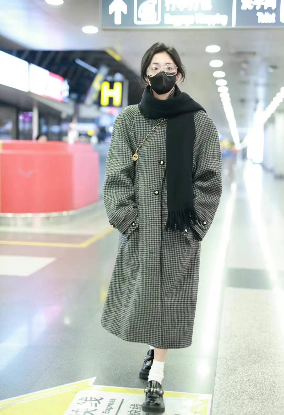 周洁琼穿黑白格纹长大衣搭配黑色围巾与乐福鞋,复古风也显高级感_时尚