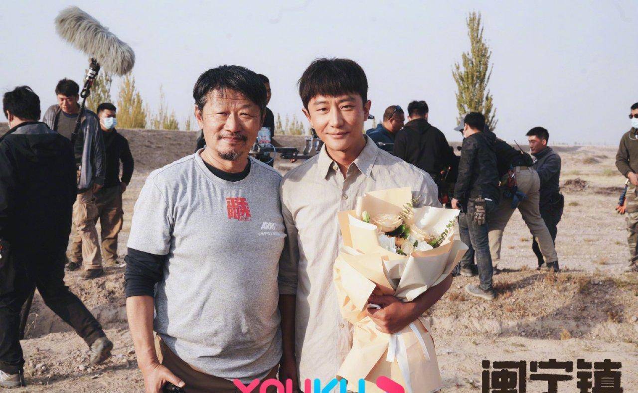 黄轩新剧杀青,张嘉译,闫妮等演技派加盟,打响"脱贫攻坚战"_闽宁镇