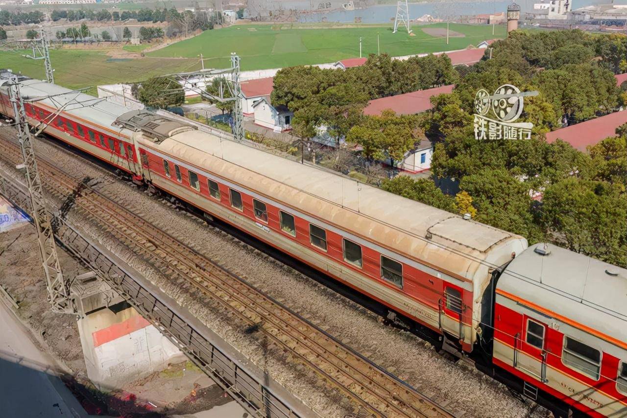 行驶在平圩大桥上的rz24型客车(拍摄:杨诚)早年上海铁路局配属的第