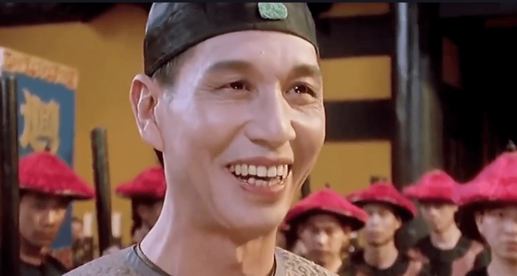 刘洵一出场,身上就带着一股阴柔的气息,脸涂得雪白,笑起来给人一种不