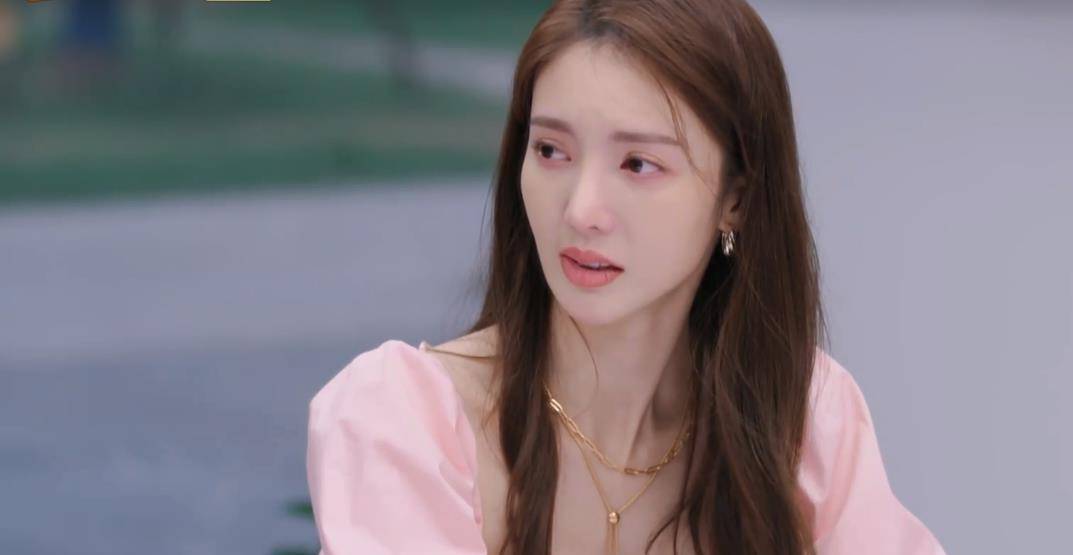 《女儿3》首播,金晨爸爸曝三年前旧事,联想到金晨和邓伦的分手_因为