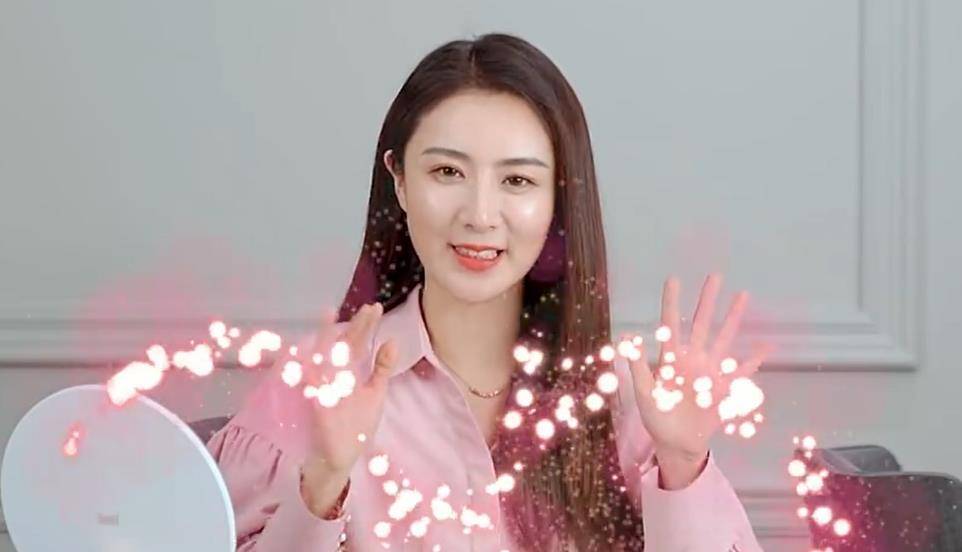 18岁辍学到如今出镜达人,赔钱800万到年入20亿,这个女人不简单_薇娅