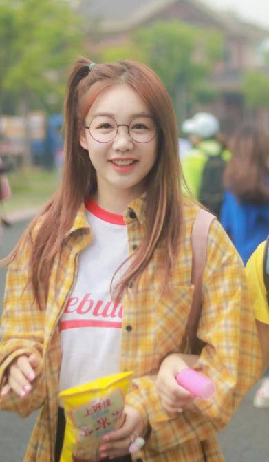 说起徐梦洁老师,这可是蜜蜂少女队的成员,1994年6月19日出生于浙江省