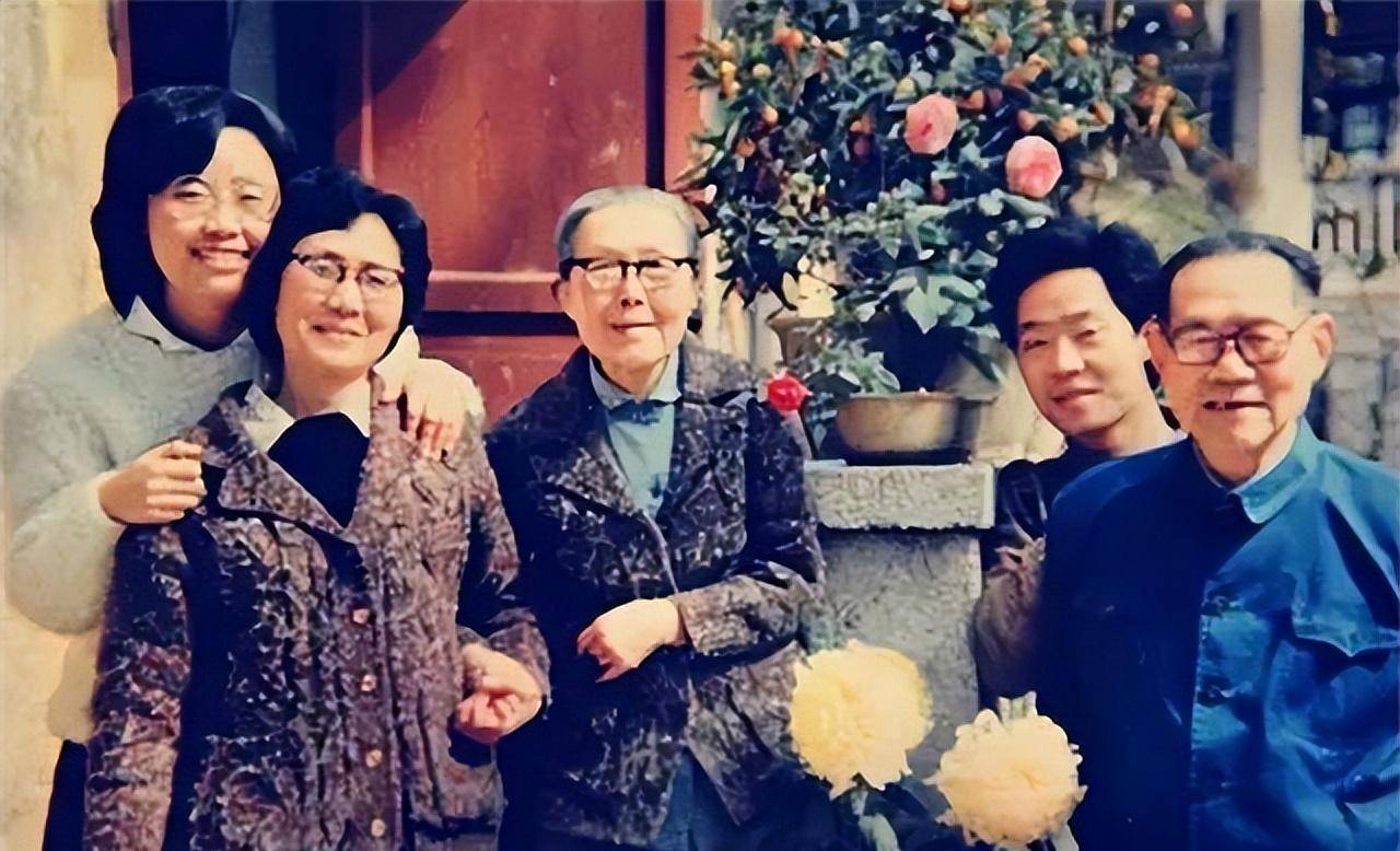 张茂渊:为一块霞帔,苦等初恋55年,终于在78岁嫁给了闺蜜的老公_李开弟