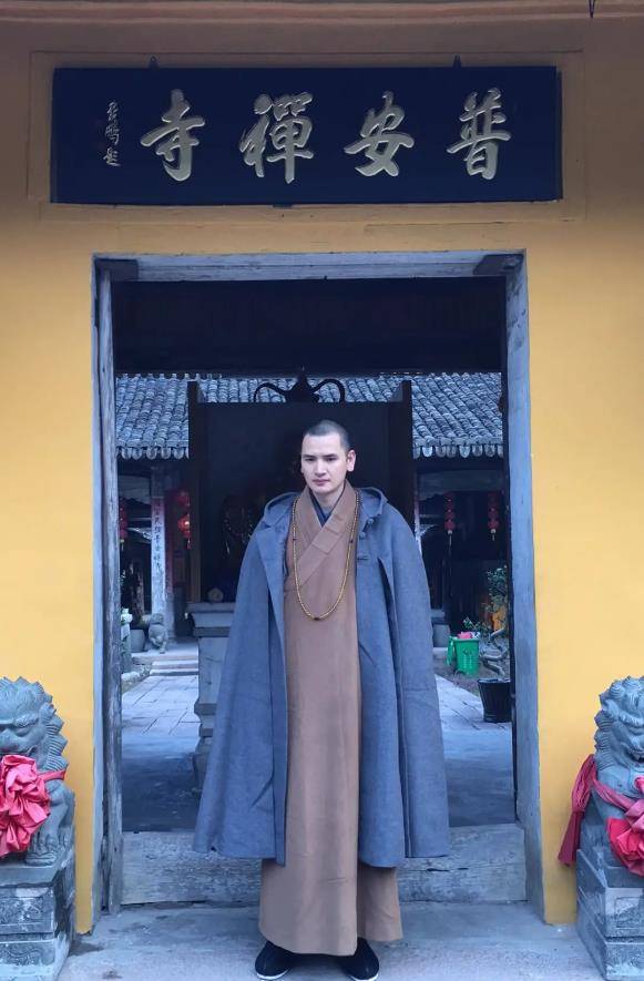 浙江"帅和尚"释明心,富婆倒贴白给400万,还送法拉利讨欢心