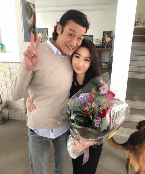 独宠丑妻32年,不惜于张曼玉断交!_江嘉年_妻子_工作