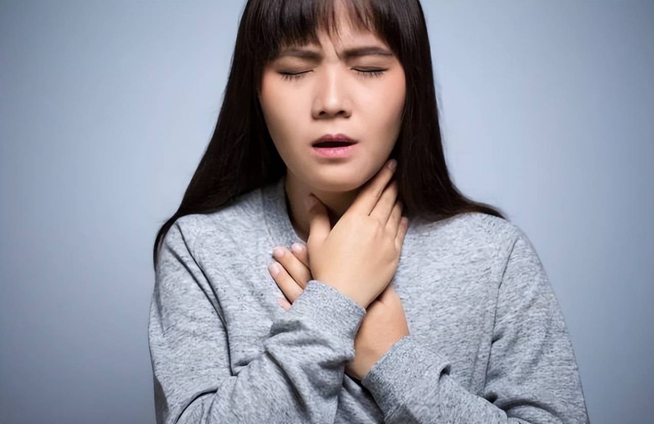 新冠引起的咽喉疼痛程度远大于普通感冒,这是因为新